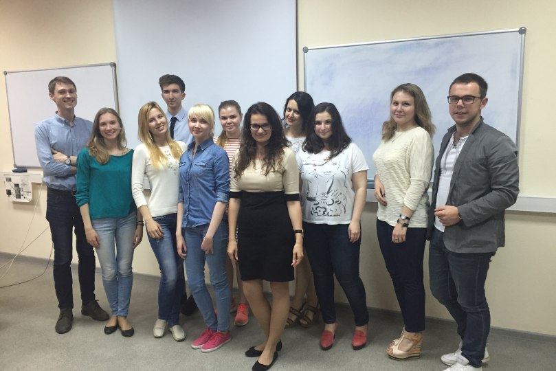 Анна Корсунова (на фото в центре) и студенты 1 курса программы Маркетинг