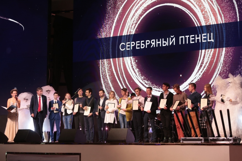 Иллюстрация к новости: Поздравляем выпускников - победителей премиии "Золотая Вышка"!