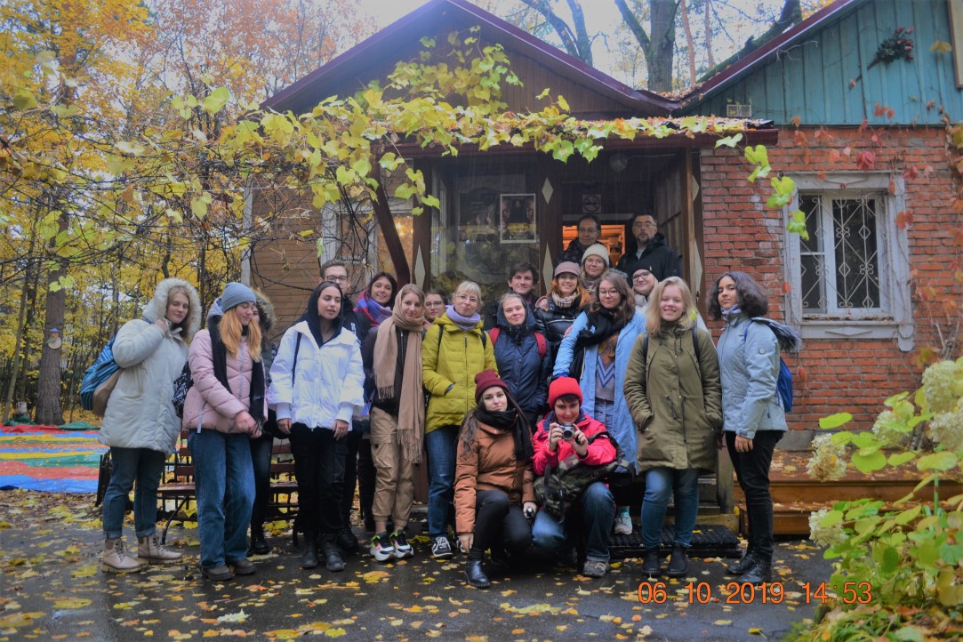 Иллюстрация к новости: Ливни, листья и рифмы: традиционная поездка-экскурсия в Переделкино