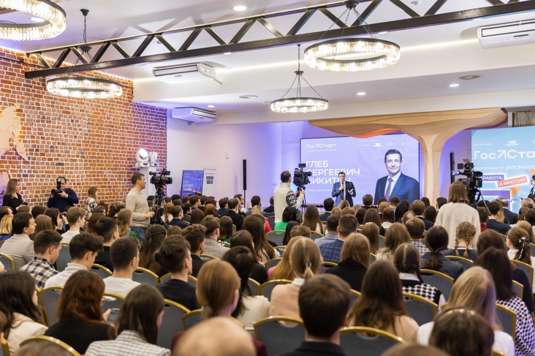 Иллюстрация к новости: Губернатор Нижегородской Области Глеб Никитин встретился со студентами, молодыми госслужащими и управленцами.